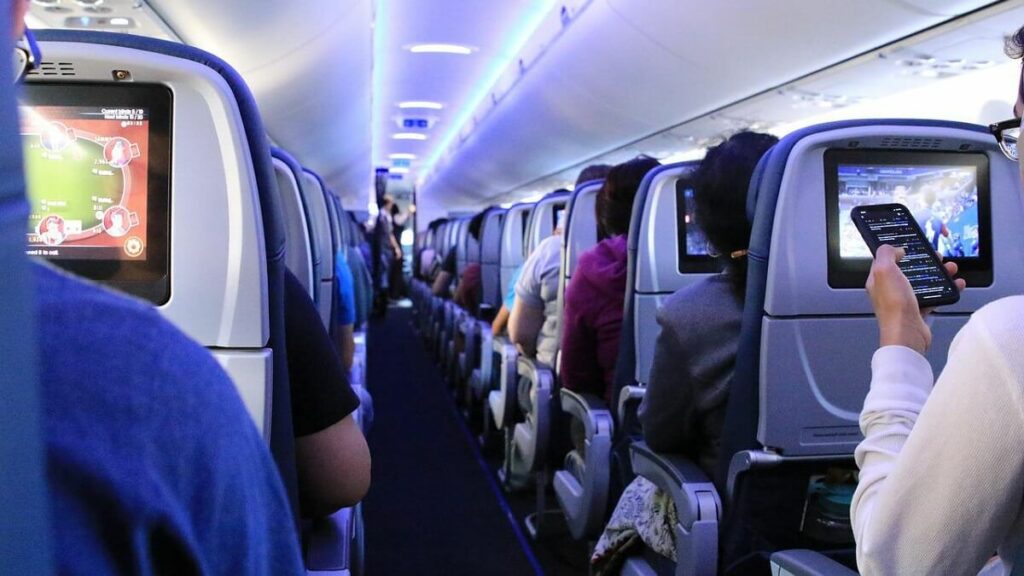Interior de um avião com assentos lotados