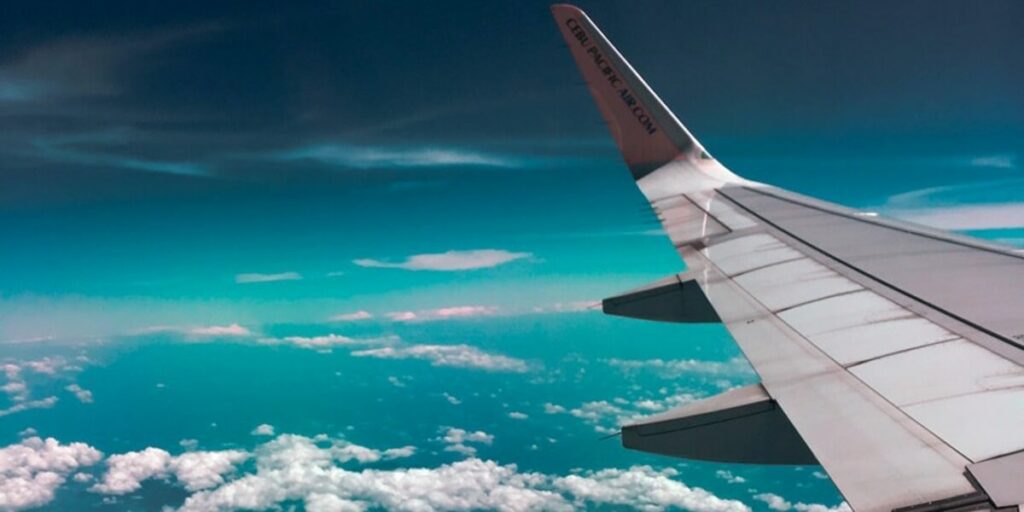 Assa de um avião sobrevoando algumas nuvens