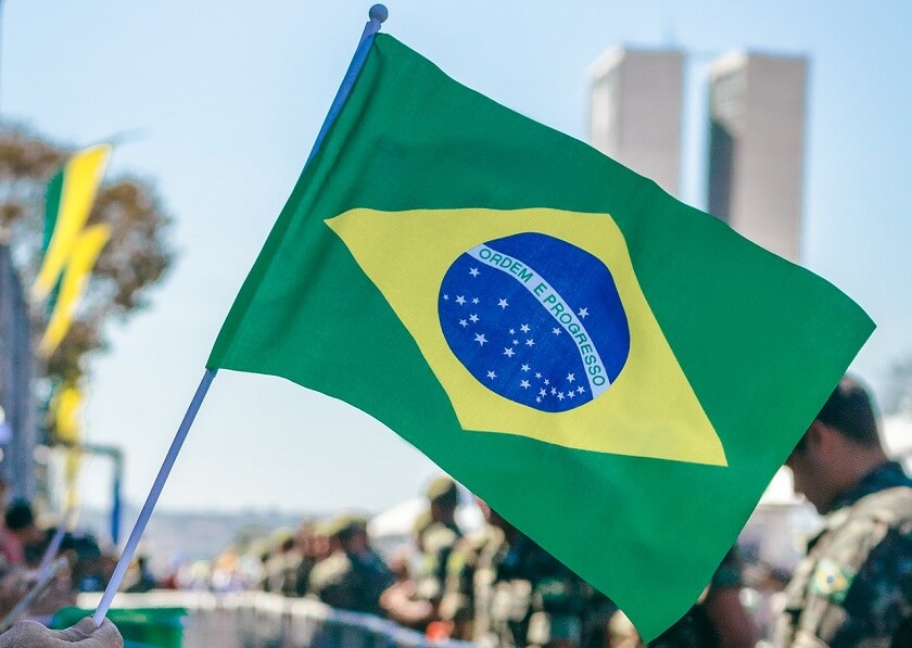Bandeira do Brasil e ao fundo o exército brasileiro
