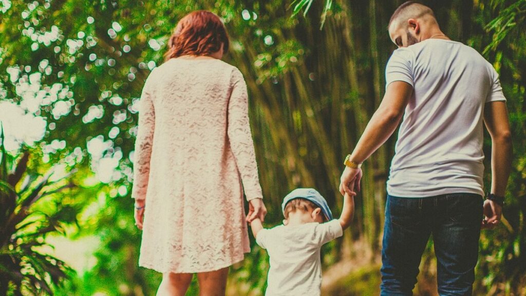 Família passeando em meio a floresta de bambu, no Parque Estadual Campos do Jordão