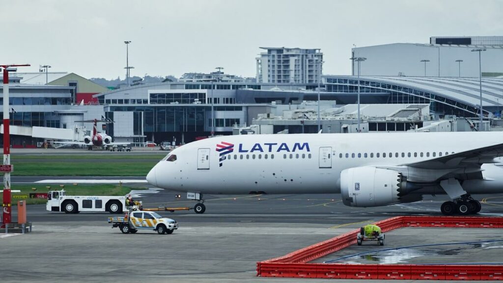 Avião banco com o logo da Latam - passagens aéreas Latam