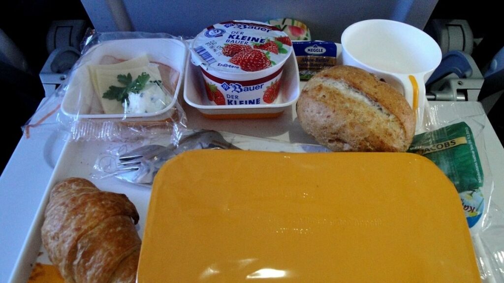 Posso levar comida no avião. Café da manhã servido em um avião