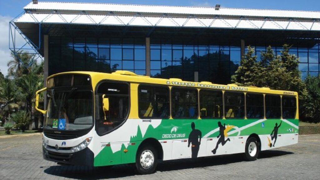 Ônibus branco Viação Dedo de Deus