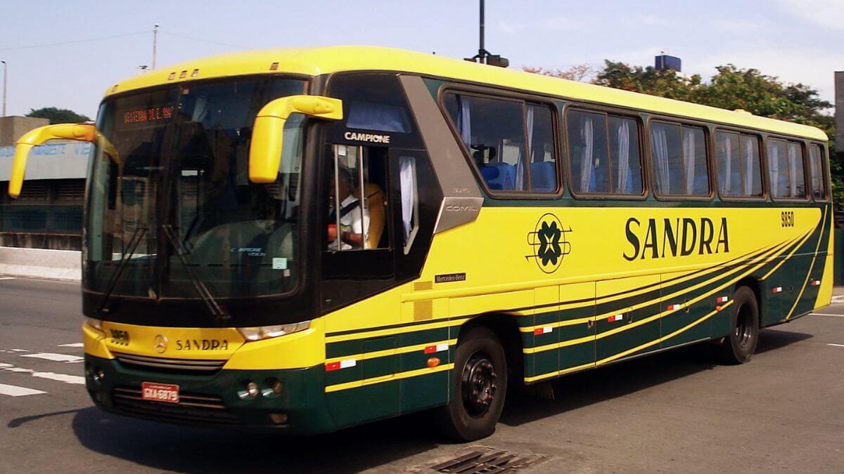 Ônibus Viação Sandra, ônibus estacionado, amarelo e preto