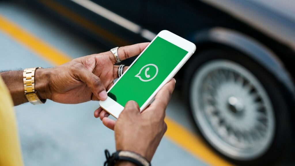 WhatsApp Viação Cidade do Aço, Homem segurando o celular