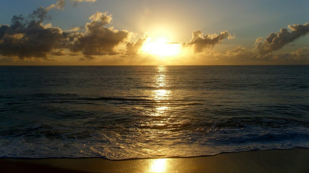 Bela praia localizada na Bahia, vista com pôr do sol, Morar na Bahia BA.