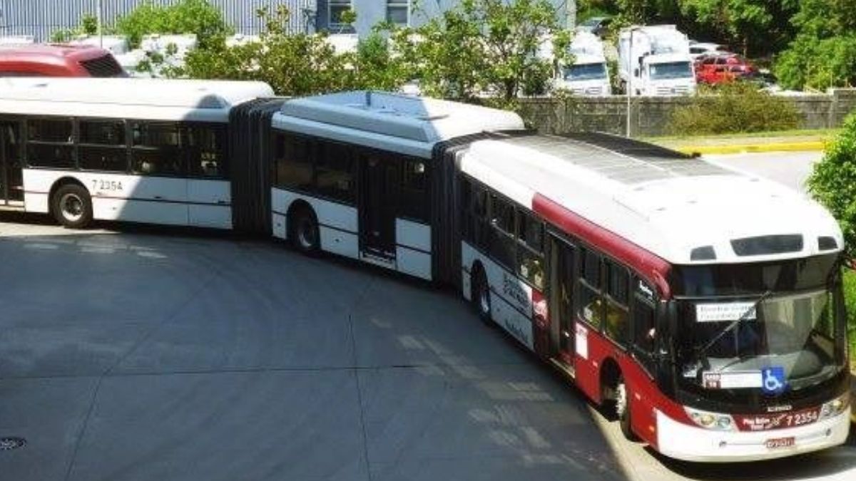 Ônibus da Viação Campo Belo. Ônibus de três partes branco