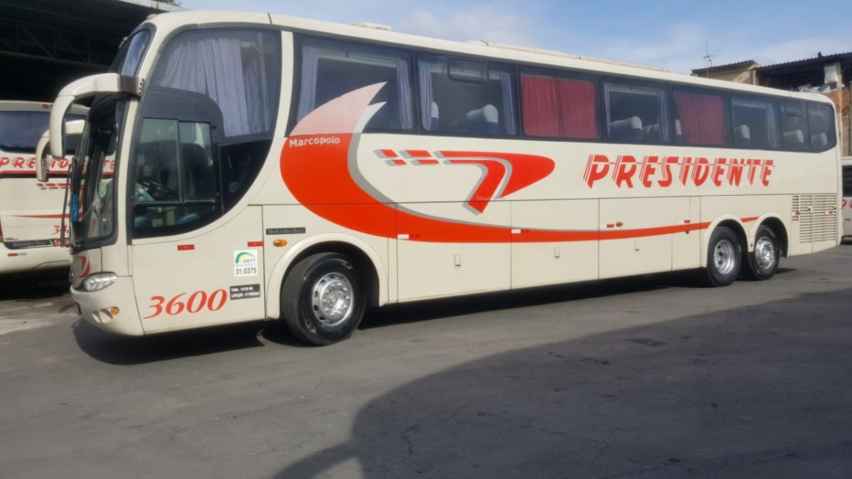 Ônibus Viação Presidente, ônibus branco e vermelho