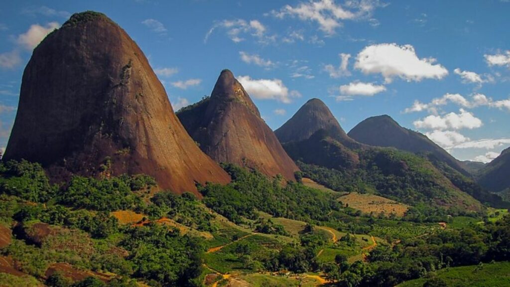 Pontões de Capixaba. Foto com 3 montanhas de capixaba
