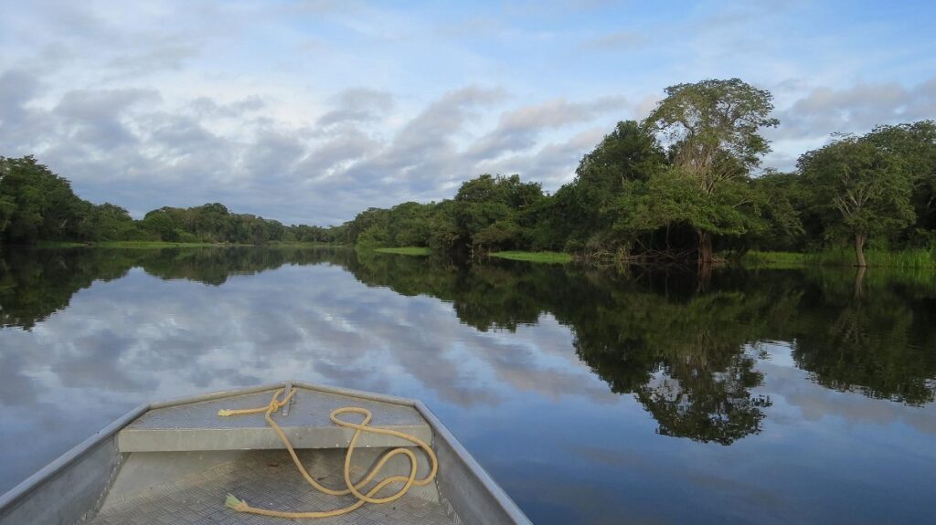 Morar em Amazonas: Rio Amazonas, barco atravessando