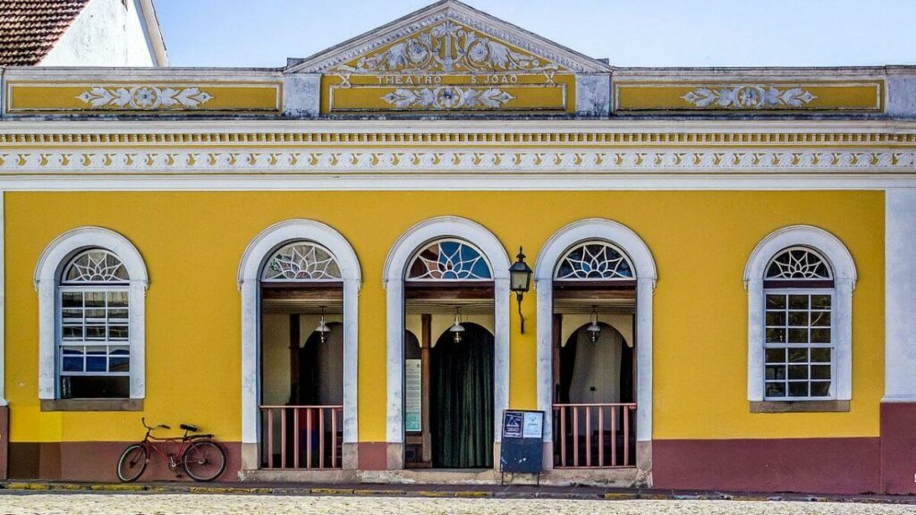 Teatro São João . Grande e amarelo