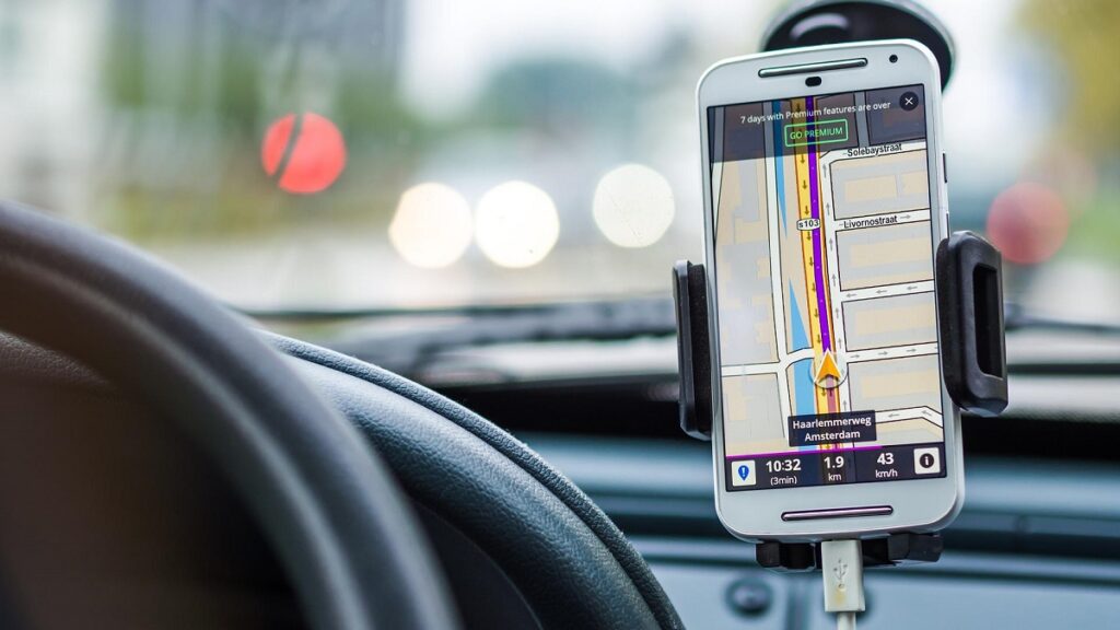 GPS conectado no celular, viagem no carro