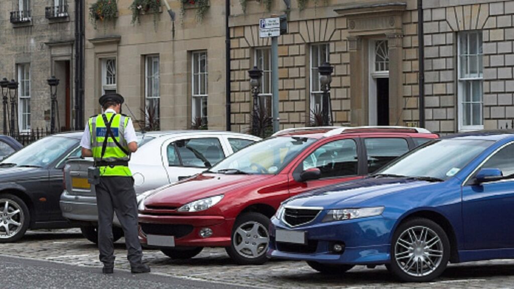 Operadora de estacionamento, homem manobrando