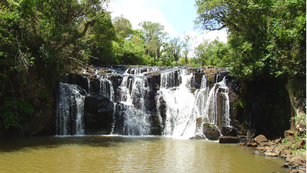 Cachoeira na Trilha do Poço Preto