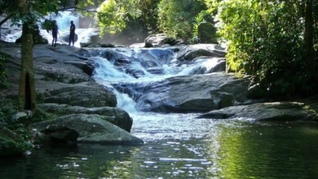 Três Cachoeiras em Penedo