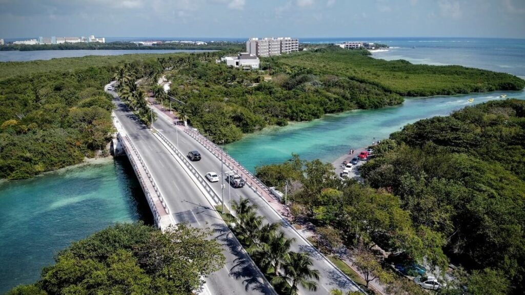 Cidade de Cancun vista de cima com asfalto