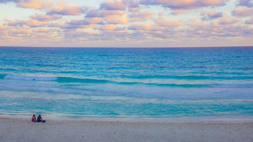 Praia de Cancun com água cristalina
