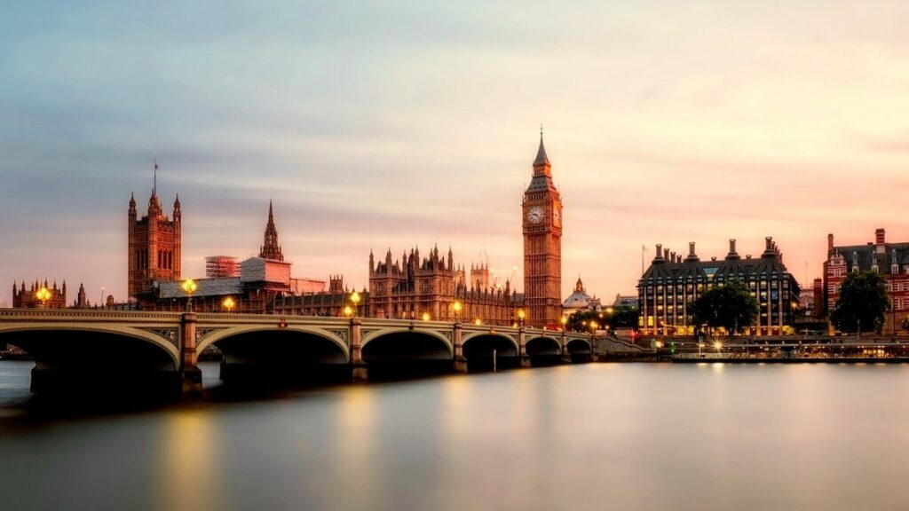 Ponte de Londres com monumento histórico ao fundo