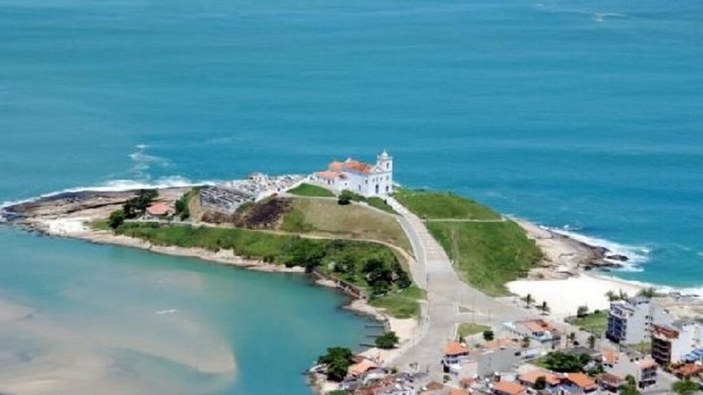 A Igreja Nossa Senhora de Nazareth tem uma ótima vista para a Lagoa de Saquarema