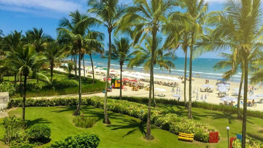 Vista exuberante da Praia Riviera de São Lourenço. 