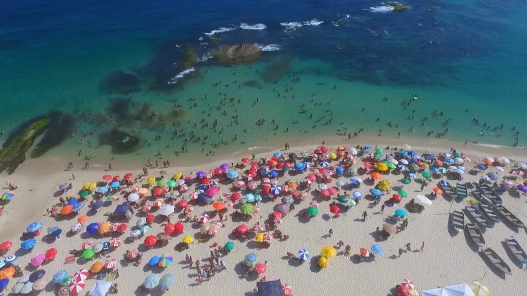 A Praia de Itaúna é referência no Surf.