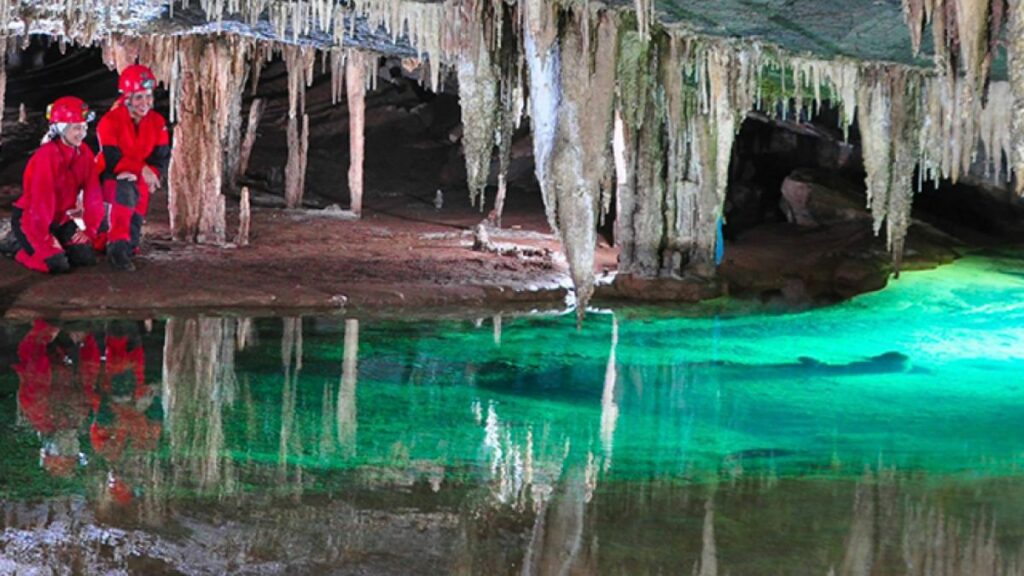 Dentro da caverna com água cristalina