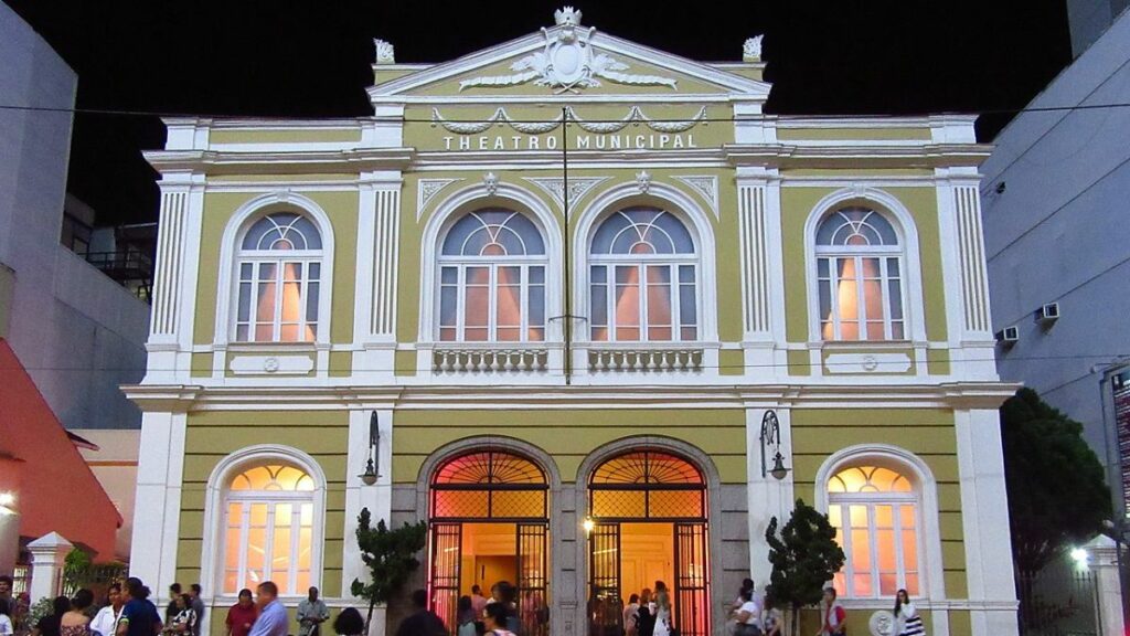 Teatro Municipal de Niterói, fotografado de frente.