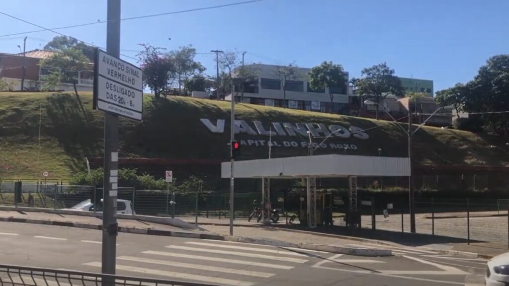 Imagem de um letreiro escrito Valinhos Capital do Figo Roxo