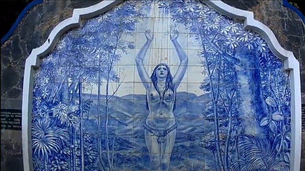 Imagem 5 - Pintura na fonte representando a índia Obirici com as mãos para cima pedindo aos céus lembranças de seu amado.