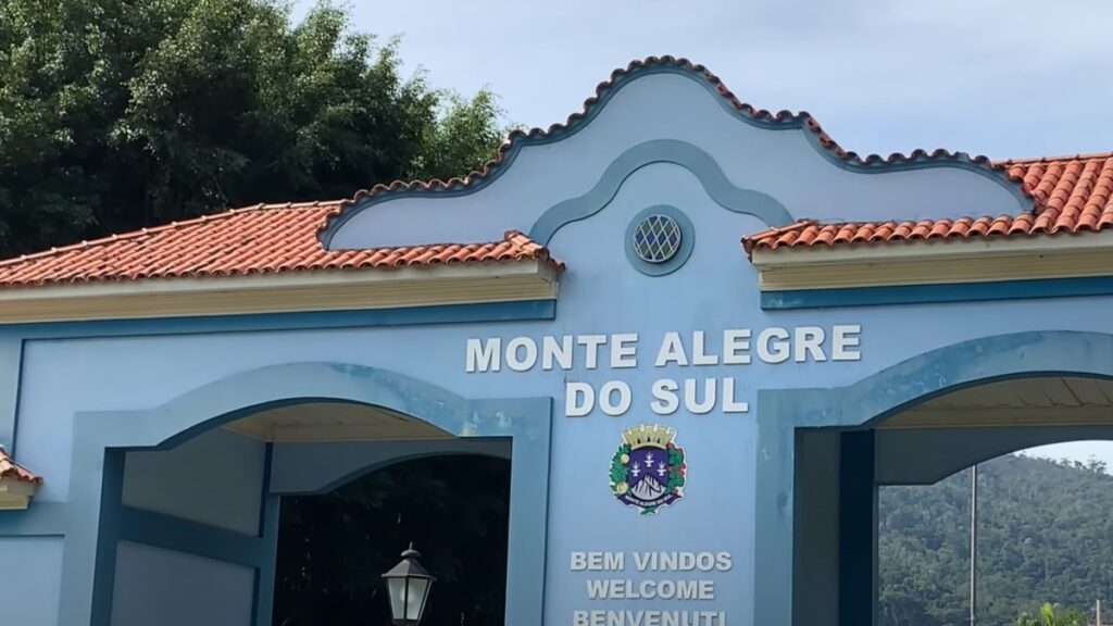 A Imagem 1 corresponde ao Portal da cidade, no que condiz a uma estrutura azul dando as boas vindas.