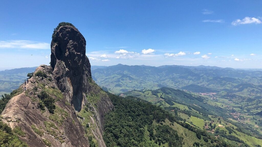 A principal atração da cidade é a Pedra do Baú.