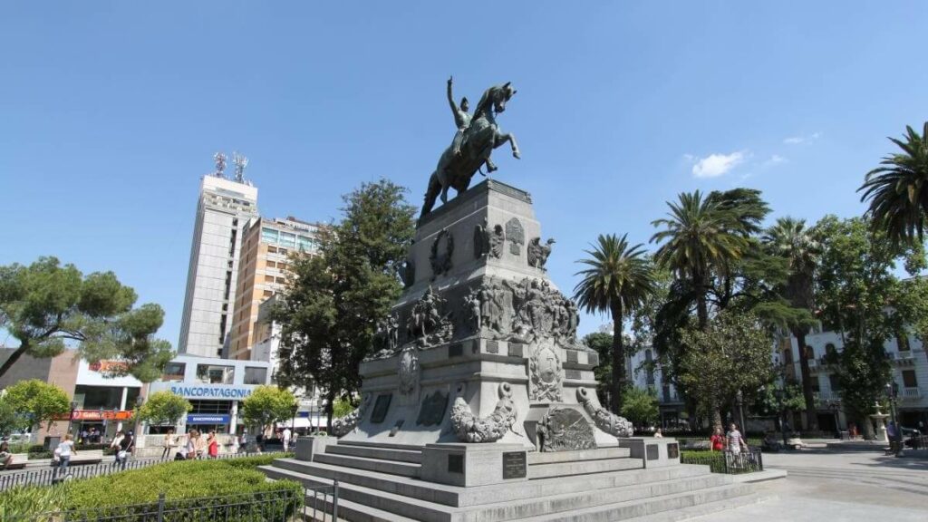 A Plaza San Martín traz a toda toda a arquitetura espanhola, contém uma estrutura representando um homem e um cavalo.