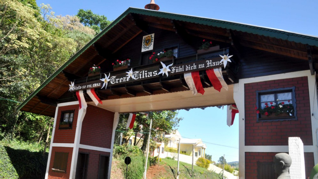 Portal de Treze Tílias