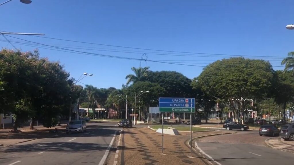 Imagem 2 pistas de asfalto e árvores ao fundo com a principal rota utilizada para quem visita a cidade