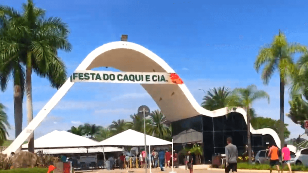 Imagem da entrada da festa do caqui em Itatiba