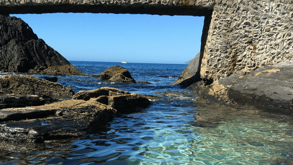 Tabua de mares cabo frio: Imagem de uma praia na cidade de Cabo Frio, no Rio de Janeiro.