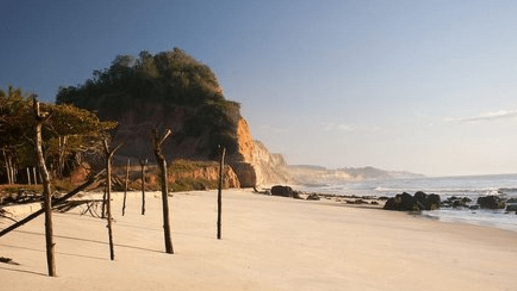 Imagem da Praia do Tororão na cidade de Prado