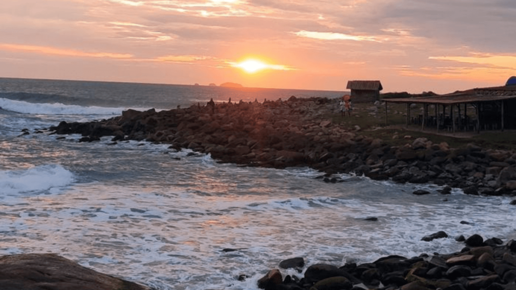 Imagem do pôr do sol no Vale da Utopia