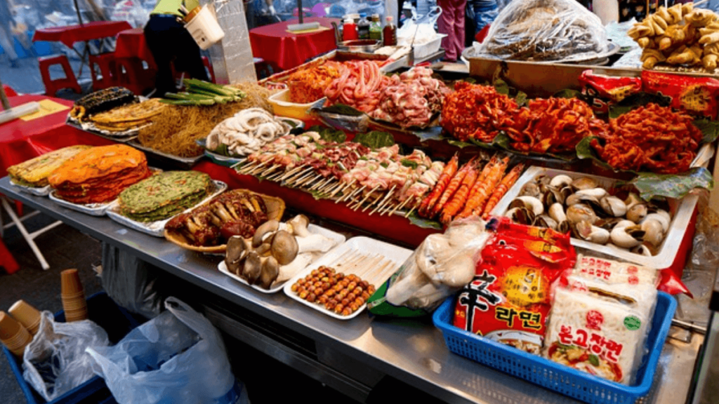 Imagem de várias comidas coreanas no mercado de Saul. 