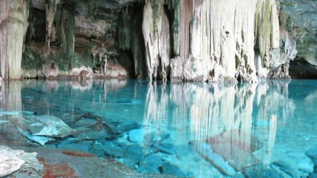 Piscinas Naturais: Imagem da Gruta do Lago Azul, no Mato Grosso do Sul