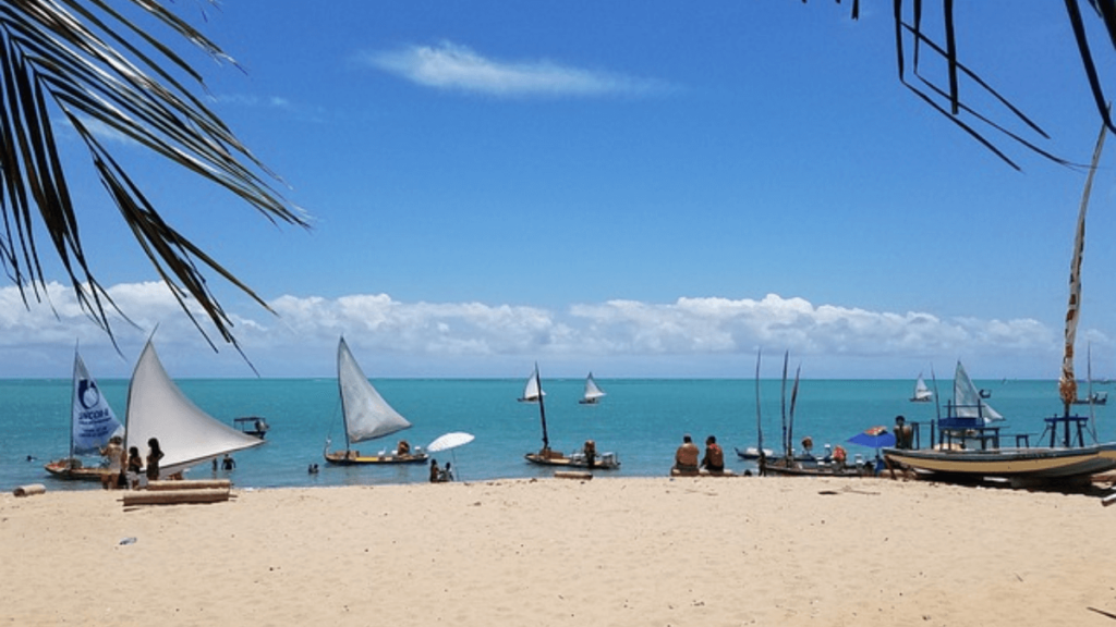 Imagem de praia na cidade de Maceió, em Alagoas.