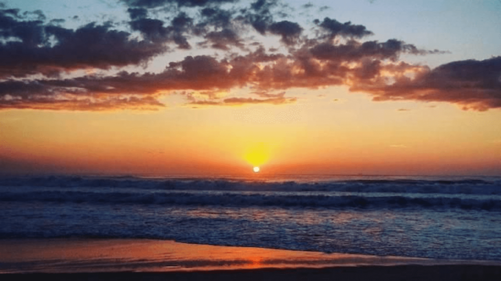 Imagem de pôr do sol na Prainha Branca, em Guarujá.