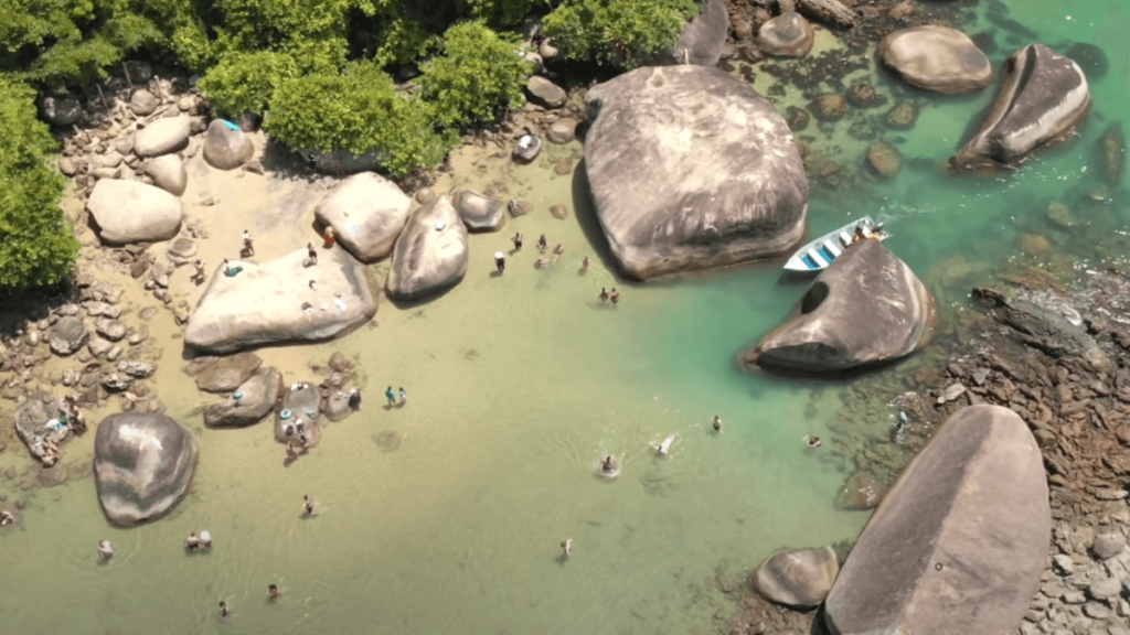 Piscinas Naturais: Conheça as Piscinas naturais na Praia do Cachadaço. 