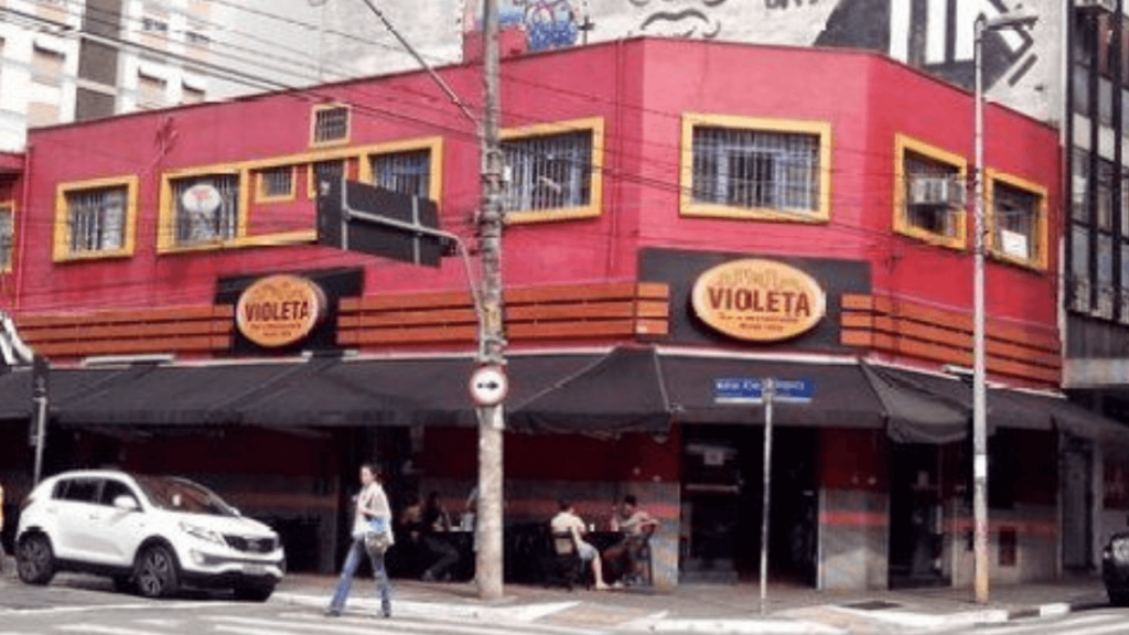 Imagem do Violeta Bar, na cidade de São Paulo.