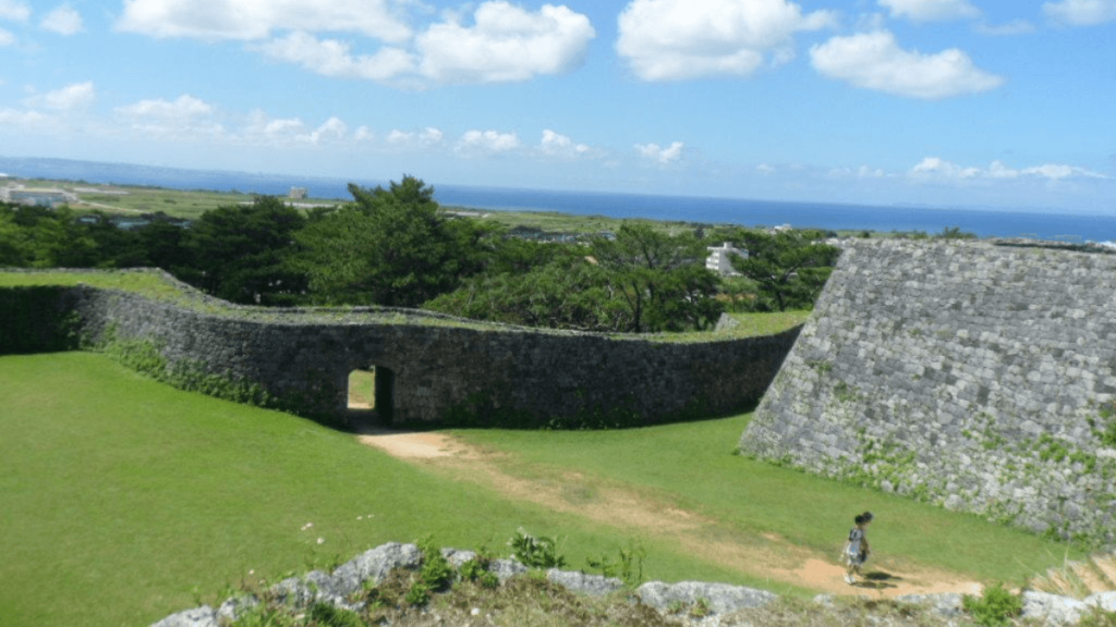 Imagem do Castelo Zakimi, fortaleza em Okinawa