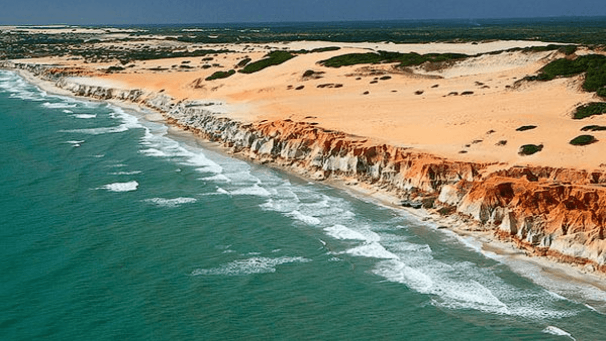 Imagem da Praia de Morro Branco, em Beberibe