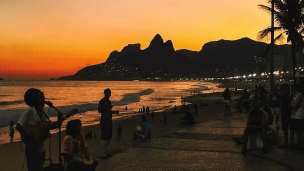 Fim de tarde na Praia do Arpoador.