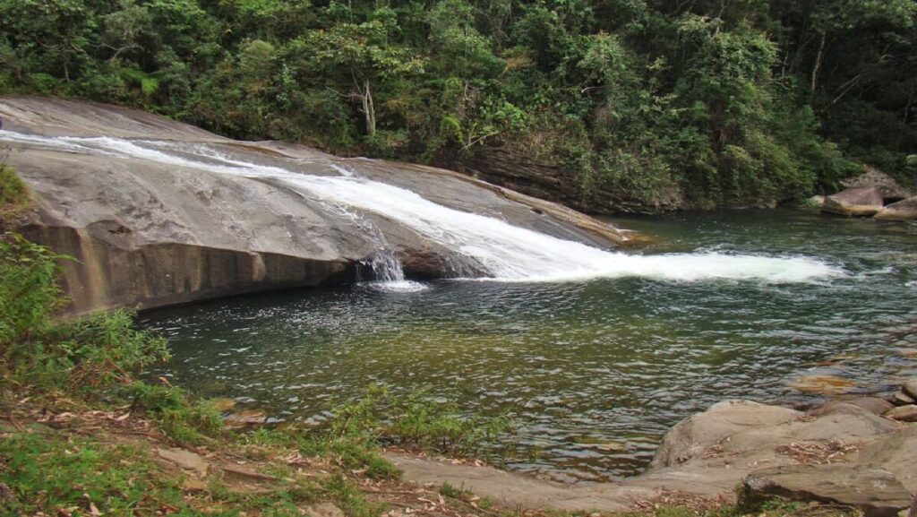 A Cachoeira do escorrega proporciona muita diversão.
