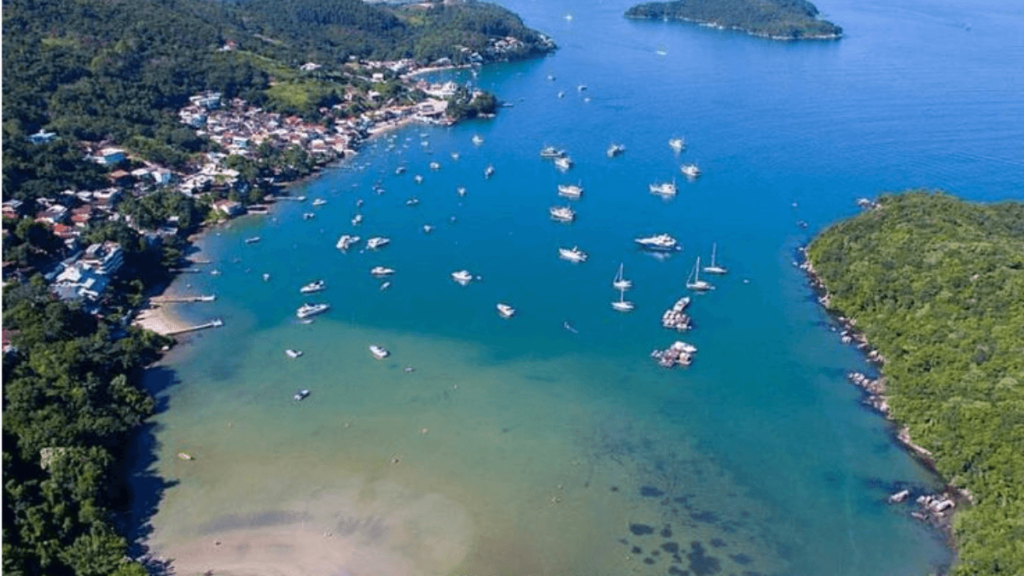 Imagem da praia do Caixa D'Aço, em Porto Belo