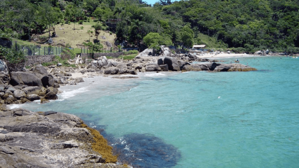 Imagem da Praia do Estaleiro, na cidade de Porto Belo